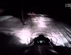Turismo invernal en Finlandia: Descubre la emoción de montar en motonieve por los bosques nevados