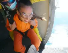 Descubre la emocionante experiencia del paracaidismo en tandem en Finlandia: un viaje único de turismo extremo