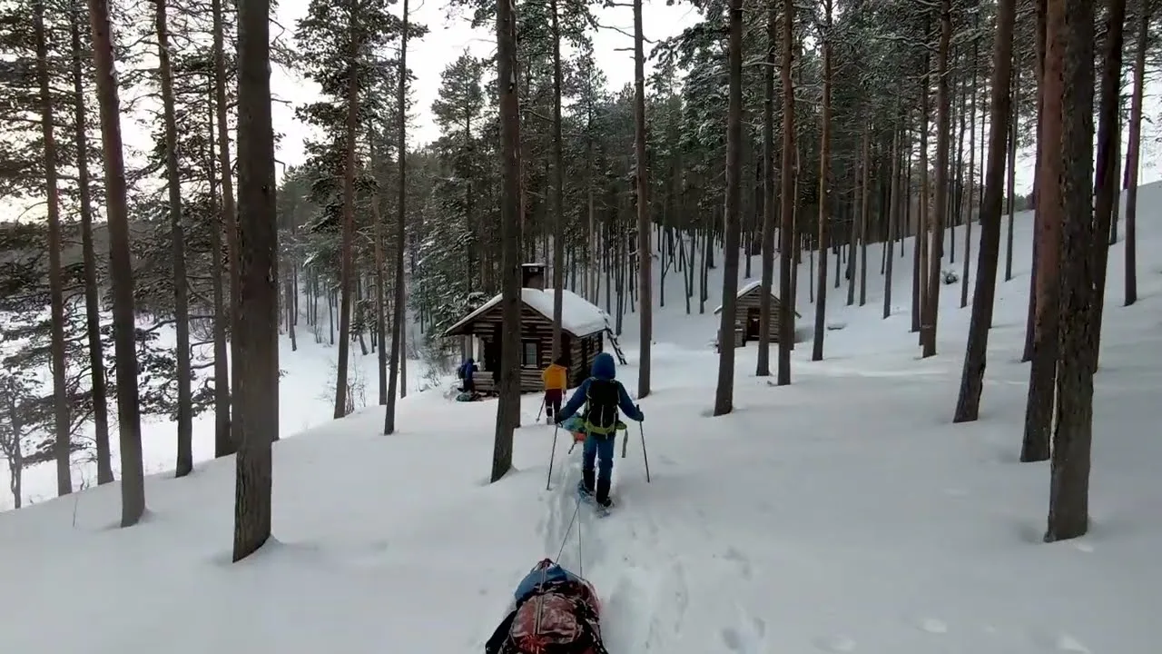 Descubre la belleza natural de Lemmenjoki: Guía para realizar una caminata en este impresionante Parque Nacional de Finlandia