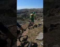 Descubre la emocionante travesía en bicicleta por los senderos de Ruka en Finlandia: una aventura imperdible para los amantes del turismo y el viaje